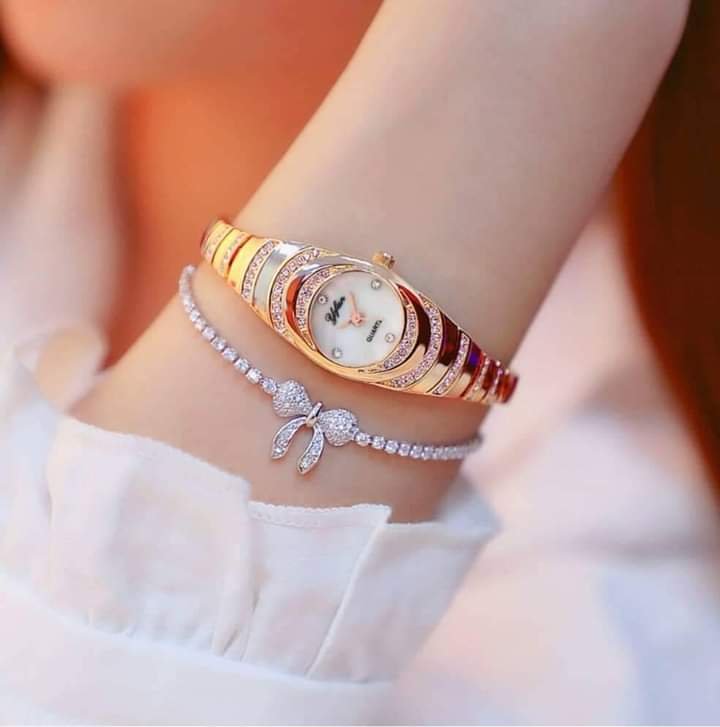 2025 নতুন ফ্যাশনের স্টাইলিশ লেডিস কোয়ার্টজ ওয়াচ। পার্টি, ক্যাজুয়াল ও গিফট ব্যবহারের জন্য উপযোগী প্রিমিয়াম ব্রেসলেট ডিজাইন।
