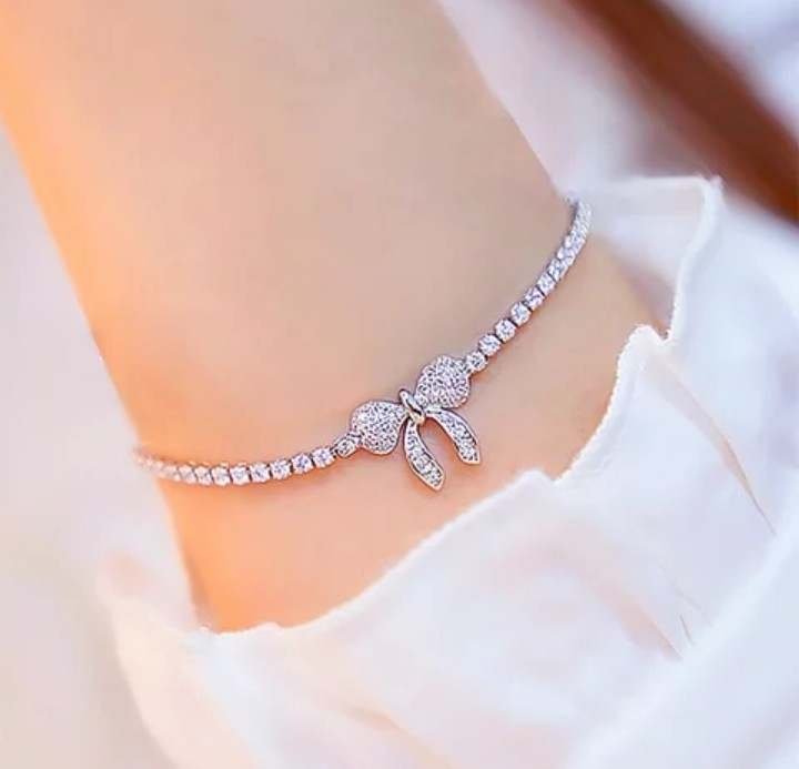 2025 নতুন ফ্যাশনের স্টাইলিশ লেডিস কোয়ার্টজ ওয়াচ। পার্টি, ক্যাজুয়াল ও গিফট ব্যবহারের জন্য উপযোগী প্রিমিয়াম ব্রেসলেট ডিজাইন।